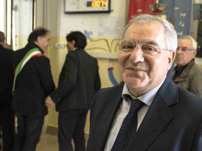 Con loro � arrivato anche Francesco Ianiri, il marito della povera Carmela che spir� abbracciata ad alcuni dei suoi bambini, nel vano tentativo di proteggerli dalle macerie